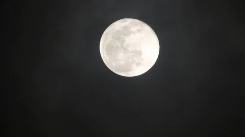 Full moon on dark cloudy night. Clouds passing by the moon, real time shot. Video stock 122695168