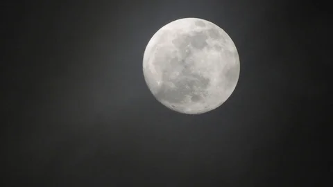 Full moon on dark cloudy night. Clouds passing by the moon, real time shot. Video stock 122695175