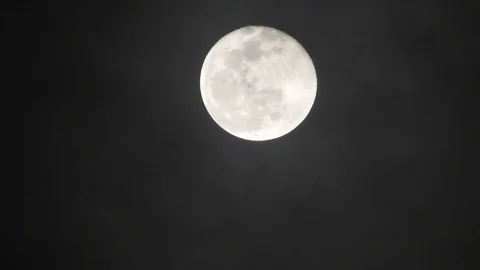 Full moon on dark cloudy night. Clouds passing by the moon, real time shot. Stock Footage 122695179