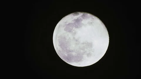 Full moon on dark cloudy night. Clouds passing by the moon, real time shot. 스톡 동영상 122695196