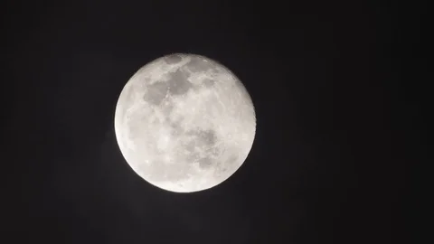 Full moon on dark cloudy night. Clouds passing by the moon, real time shot. Video stock 122695200
