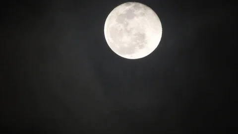 Full moon on dark cloudy night. Clouds passing by the moon, real time shot. Stock Footage 122695208