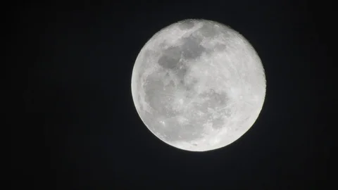 Full moon on dark cloudy night. Clouds passing by the moon, real time shot. Stock Footage 122695211