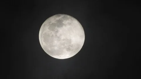 Full moon on dark cloudy night. Clouds passing by the moon, real time shot. Video stock 122695228