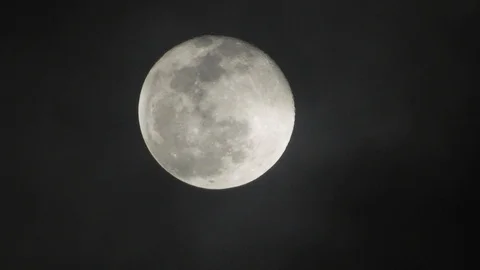 Full moon on dark cloudy night. Clouds passing by the moon, real time shot. Stock-Footage 122695239