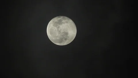 Full moon on dark cloudy night. Clouds passing by the moon, real time shot. 스톡 동영상 122695243
