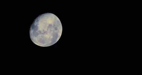 Full moon on dark cloudy night. Clouds passing by the moon in spooky feeling. Vídeos de archivo 200786149