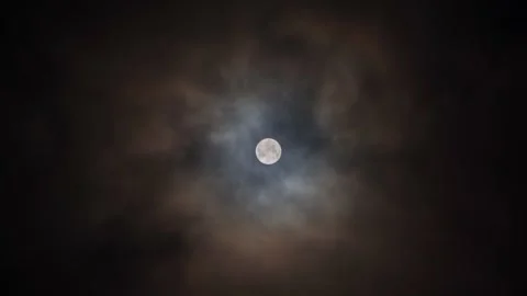 Full moon on a dark cloudy night, an eerie feeling of mysticism. Video stock 252138266