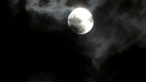 Full moon on a dark night with clouds moving over it 스톡 동영상 83991887