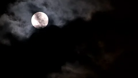 Full moon in dark night sky with ominous foreboding clouds passing by 스톡 동영상 319471920