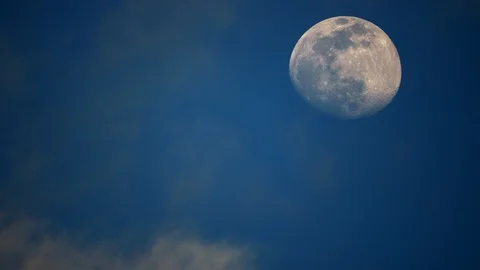 Full moon on dark, stormy night with clouds revealing and overtaking moonlight. Stockbeeldmateriaal 129199332