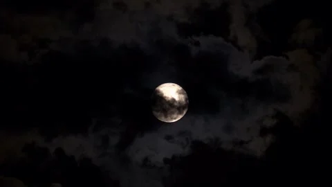 Full moon disappearing among the clouds in the night sky, full moon moving .. Vídeos de archivo 282897525