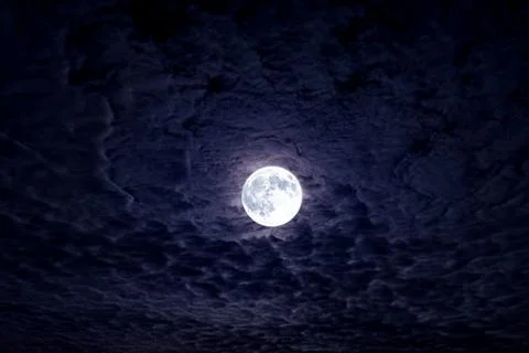 Full moon with dramatic night clouds. Moonlight on dark cloudy sky. Full moon Stock-Fotos