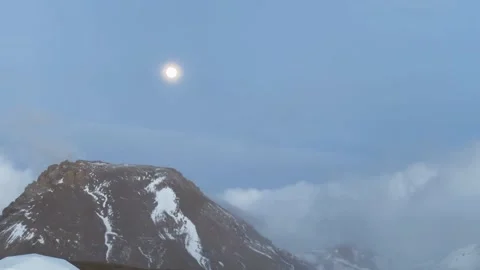 Full Moon Glowing over Snowy Mountain Ridge Vídeos de archivo 333937726
