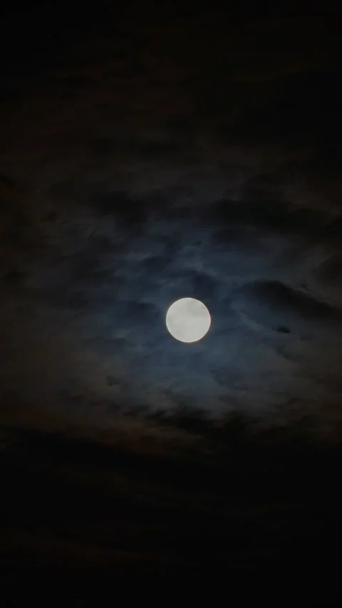 Full moon glowing through dramatic dark clouds at night, time lapse sky Video stock 341345847