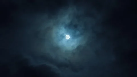 Full Moon Hiding and Appearing Among Fast Moving Dark Clouds. Video stock 302536135