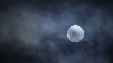 Full moon hiding by clouds on dark night sky background Vidéo 8654031