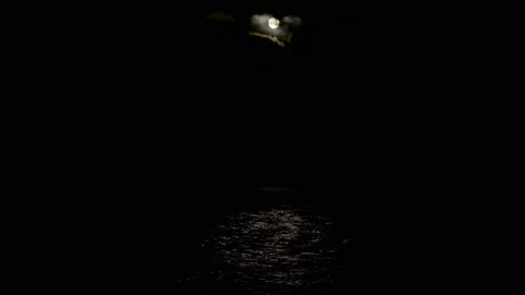 The full moon illuminates the water surface of the sea. Stock-Footage 137425387