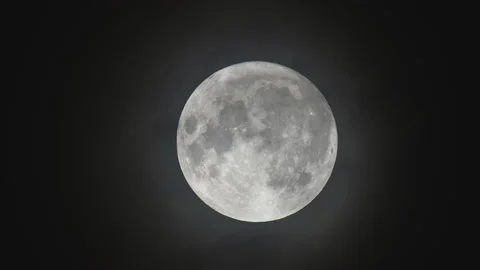 Full Moon with light clouds Vidéo 129913416