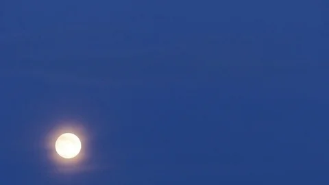 Full Moon Midnight Blue Sky with Misty Haze 스톡 동영상 70179628