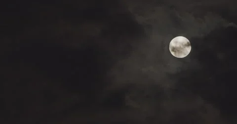 Full moon at midnight with cloudy sky 스톡 동영상 141320046