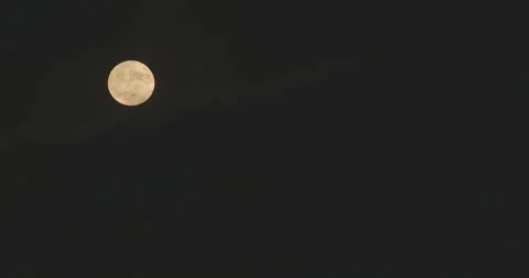 Full moon at midnight with cloudy sky 스톡 동영상 142596544