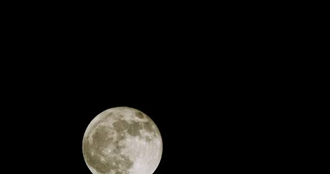Full moon, the moon is moving across the sky. Slow motion at night with a full Vídeos de archivo 205832032