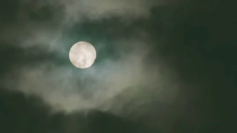 Full moon moon in storm clouds 스톡 동영상 81345114