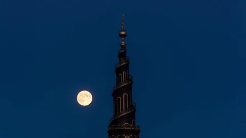 Full moon move across the night sky. Church of Our Saviour in Copenhagen Video stock 99159131
