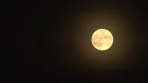 Full moon moves through the night sky. Video stock 154470512