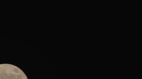 Full Moon moving across the dark sky 스톡 동영상 143167676