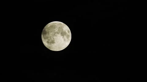 Full Moon with Moving Clouds in Dark Sky at Night. Stock Footage 154849312