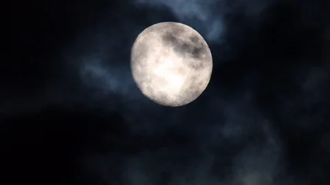 Full moon moving through dark foreboding clouds 動画素材 110567239