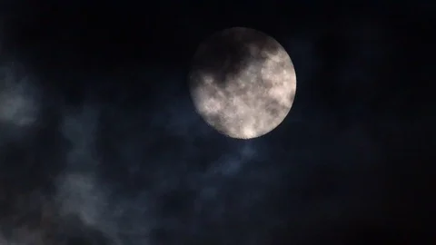 Full moon moving through dark foreboding clouds 動画素材 110568265