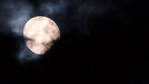 Full moon moving through dark foreboding clouds 動画素材 110569901