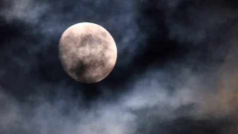 Full moon moving through dark foreboding clouds 스톡 동영상 110570015