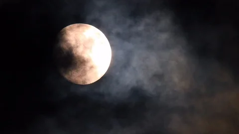 Full moon moving through dark foreboding clouds 스톡 동영상 110587933
