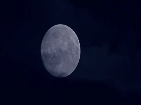 Full Moon at Night Behind Clouds passing in front Vidéo 71006056