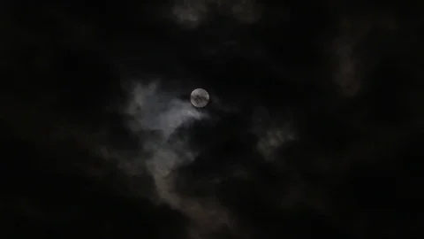 Full moon at night with cloud real Vídeos de archivo 75552301
