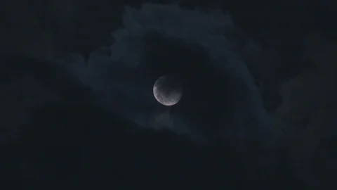 Full moon at night with cloud, timelapce. Clouds passing by moon at night. Stock-Footage 109024168