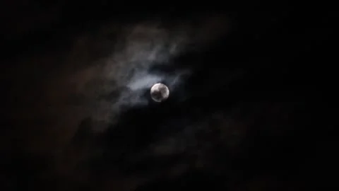 Full moon, at night, clouds moving slowly across the moon, dark night sky Video stock 337286729