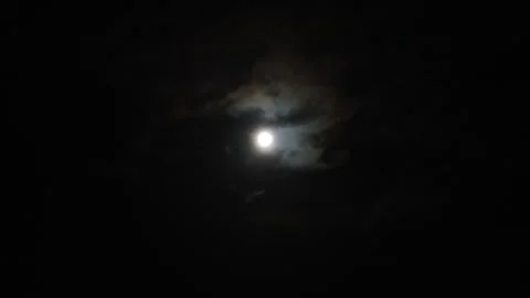 Full moon, at night, clouds moving slowly across the moon, dark night sky Video stock 337286730