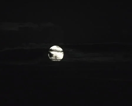Full moon in the night, clouds time-lapse Vídeo Stock 6523364