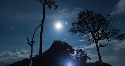Full Moon Night over Khao Chang Puak Mountain Ridge (4K Time-lapse) Video stock 107905086
