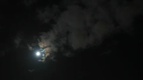 Full moon in night sky - 4k time lapse Stock Footage 106405508