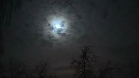 Full moon in the night sky behind the clouds Stockbeeldmateriaal 86642526