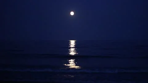 Full moon over atlantic - real - no effect Stock Footage 11914031
