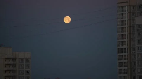 Full moon over the city. Time lapse of moon in the sky Видео 154851532