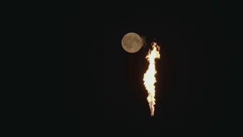 Full Moon over the gas flaring on the rig Vidéo 84057452