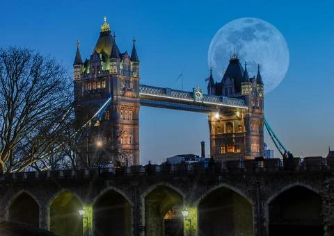 A full moon over the iconic Tower Bridge in London, UK 写真素材